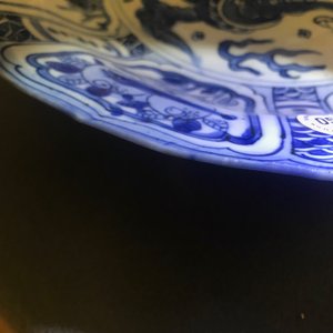 Un plat en porcelaine de Chine bleu et blanc de type kraak à décor d'un dragon, Wanli — photo 9