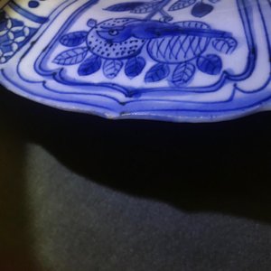 Un plat en porcelaine de Chine bleu et blanc de type kraak à décor d'un dragon, Wanli — photo 10