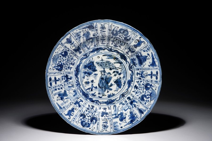 Un plat en porcelaine de Chine bleu et blanc de type Kraak à décor figuratif, Wanli — photo 1