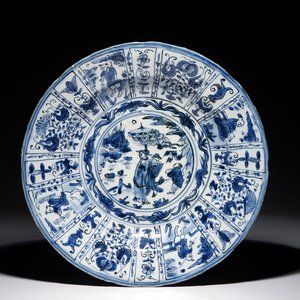 Un plat en porcelaine de Chine bleu et blanc de type Kraak à décor figuratif, Wanli — photo 1