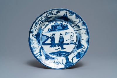 Un plat en porcelaine de Chine bleu et blanc de type kraak, Wanli