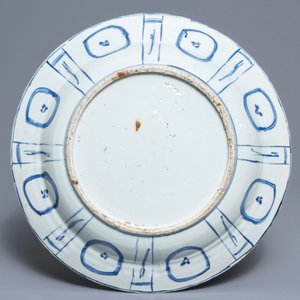 Un plat en porcelaine de Chine bleu et blanc de type kraak, Wanli — photo 2