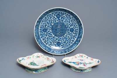Un plat en porcelaine de Chine bleu et blanc et deux bols en famille rose, 19ème