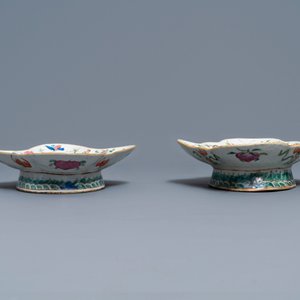 Un plat en porcelaine de Chine bleu et blanc et deux bols en famille rose, 19ème — photo 9