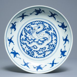 Un plat en porcelaine de Chine bleu et blanc, marque de Xuande, Ming — photo 1