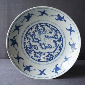 Un plat en porcelaine de Chine bleu et blanc, marque de Xuande, Ming — photo 16