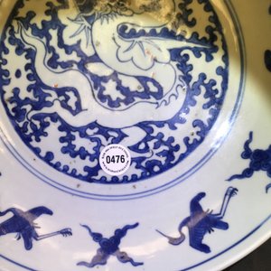 Un plat en porcelaine de Chine bleu et blanc, marque de Xuande, Ming — photo 5