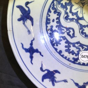 Un plat en porcelaine de Chine bleu et blanc, marque de Xuande, Ming — photo 6
