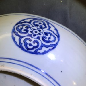 Un plat en porcelaine de Chine bleu et blanc, marque de Xuande, Ming — photo 9