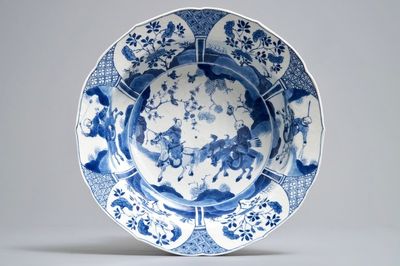 Un plat en porcelaine de Chine bleu et blanc, marque et époque de Kangxi