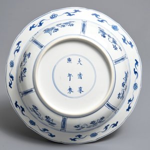 Un plat en porcelaine de Chine bleu et blanc, marque et époque de Kangxi — photo 2
