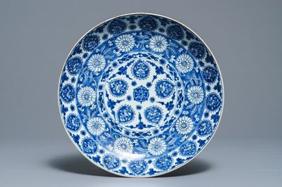 Un plat en porcelaine de Chine bleu et blanc pour le marché islamique, Kangxi