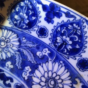 Un plat en porcelaine de Chine bleu et blanc pour le marché islamique, Kangxi — photo 3