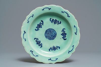 Un plat en porcelaine de Chine bleu et blanc sur fond céladon, marque et prob. époque de Qianlong
