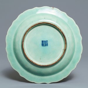 Un plat en porcelaine de Chine bleu et blanc sur fond céladon, marque et prob. époque de Qianlong — photo 2