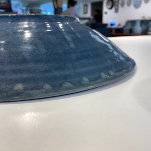 Un plat en porcelaine de Chine bleu monochrome à décor incisé d'une carpe, fours de Swatow, Ming — photo 13