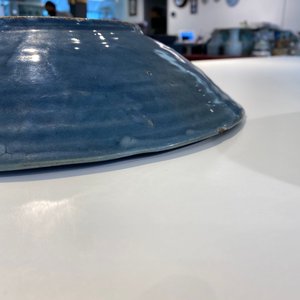 Un plat en porcelaine de Chine bleu monochrome à décor incisé d'une carpe, fours de Swatow, Ming — photo 14