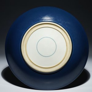 Un plat en porcelaine de Chine bleu monochrome, Kangxi — photo 2