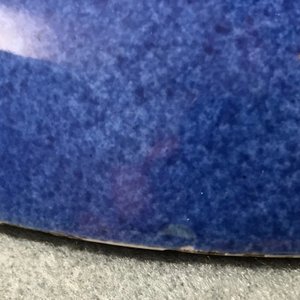 Un plat en porcelaine de Chine bleu poudré et doré à décor floral, Kangxi — photo 7