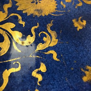 Un plat en porcelaine de Chine bleu poudré et doré à décor floral, Kangxi — photo 10