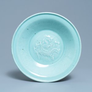 Un plat en porcelaine de Chine céladon à décor d'un dragon, 19ème — photo 1