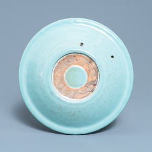 Un plat en porcelaine de Chine céladon à décor d'un dragon, 19ème — photo 2