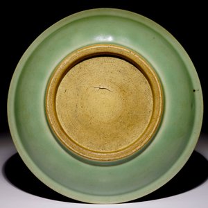Un plat en porcelaine de Chine céladon à décor floral, 19ème — photo 2