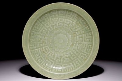 Un plat en porcelaine de Chine céladon à décor floral, 19ème