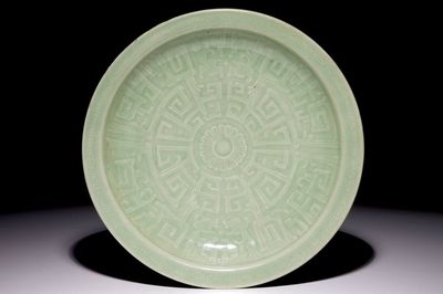 Un plat en porcelaine de Chine céladon à décor floral, 19ème