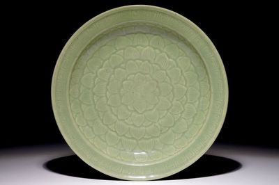 Un plat en porcelaine de Chine céladon à décor floral, 19ème