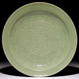 Un plat en porcelaine de Chine céladon à décor floral, 19ème — photo 1