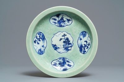 Un plat en porcelaine de Chine céladon aux médaillons en bleu et blanc, 18/19ème
