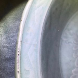 Un plat en porcelaine de Chine céladon de Longquan à décor de pivoines, Ming — photo 12
