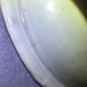 Un plat en porcelaine de Chine céladon de Longquan à décor de pivoines, Ming — photo 13