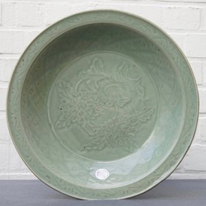Un plat en porcelaine de Chine céladon de Longquan à décor de pivoines, Ming — photo 4