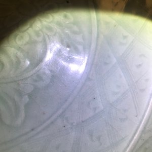 Un plat en porcelaine de Chine céladon de Longquan à décor de pivoines, Ming — photo 7