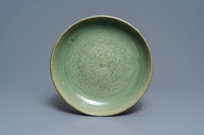 Un plat en porcelaine de Chine céladon de Longquan à décor de pivoines, Ming
