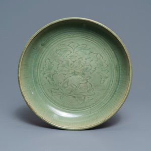 Un plat en porcelaine de Chine céladon de Longquan à décor de pivoines, Ming — photo 1