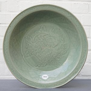 Un plat en porcelaine de Chine céladon de Longquan à décor de pivoines, Ming — photo 4