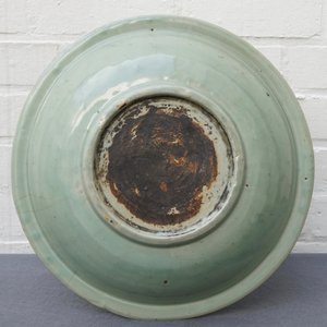 Un plat en porcelaine de Chine céladon de Longquan à décor de pivoines, Ming — photo 5