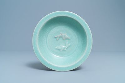 Un plat en porcelaine de Chine céladon de Longquan à décor des 'deux poissons', Song