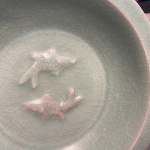 Un plat en porcelaine de Chine céladon de Longquan à décor des 'deux poissons', Song — photo 6