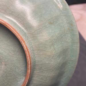 Un plat en porcelaine de Chine céladon de Longquan à décor des 'deux poissons', Song — photo 10