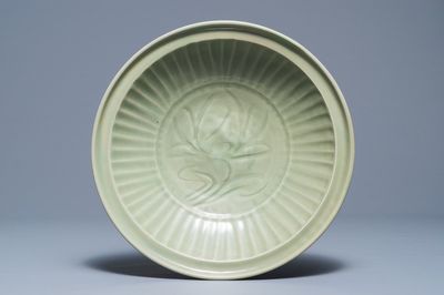 Un plat en porcelaine de Chine céladon de Longquan à décor incisé, Ming