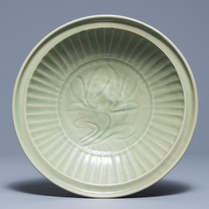 Un plat en porcelaine de Chine céladon de Longquan à décor incisé, Ming — photo 1