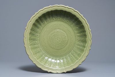 Un plat en porcelaine de Chine céladon de Longquan à décor incisé, Ming