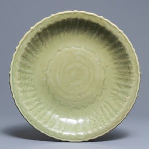 Un plat en porcelaine de Chine céladon de Longquan à décor incisé, Ming — photo 1
