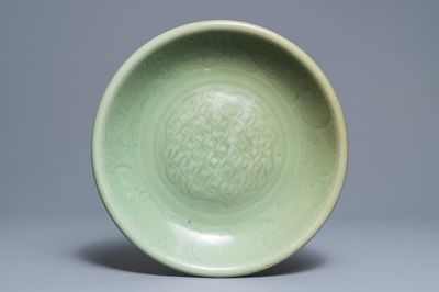 Un plat en porcelaine de Chine céladon de Longquan à décor incisé, Ming