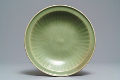 Un plat en porcelaine de Chine céladon de Longquan à décor incisé, Ming