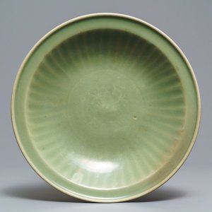 Un plat en porcelaine de Chine céladon de Longquan à décor incisé, Ming — photo 1